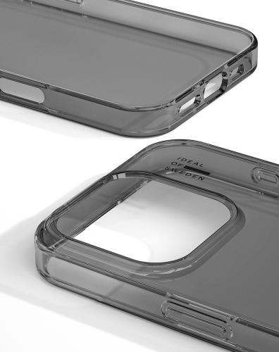 Nahaufnahme einer transparenten Smartphone-Schutzhülle mit präzisen Aussparungen