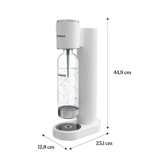 Weißer Sodapop Wassersprudler mit transparenter Flasche, abgebildet mit den Maßen 44,9 cm Höhe, 23,1 cm Breite und 12,8 cm Tiefe