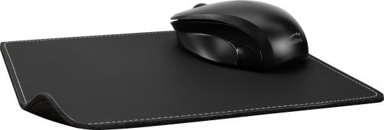 Kabellose schwarze Maus auf Mauspad