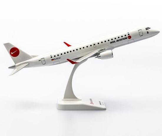 Ein detailliertes Modell eines Passagierflugzeugs in Flugposition auf einem eleganten Standfuß