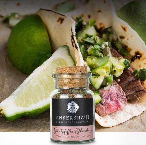Ein Glas Ankerkraut Steakpfeffer Hamburg vor einem Taco mit Limette und grünem Avocado-Salsa
