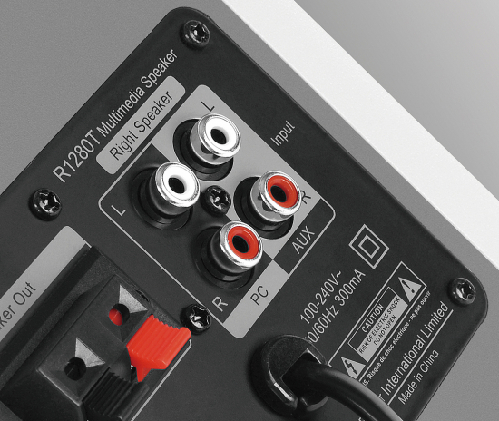 Detailansicht der Anschlüsse eines R1280T Multimedia-Lautsprechers, einschließlich Audio-Input für PC und AUX