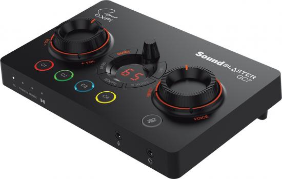Nahaufnahme des SoundBlaster GC7, einer Audiosteuerung mit großen Reglern und Tasten für Lautstärke und Stimme, ideal für Gamer und Streamer.