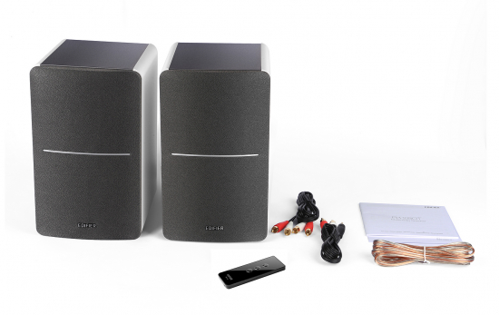 Zwei graue Stereo-Lautsprecher mit Kabeln, Fernbedienung und Anleitung
