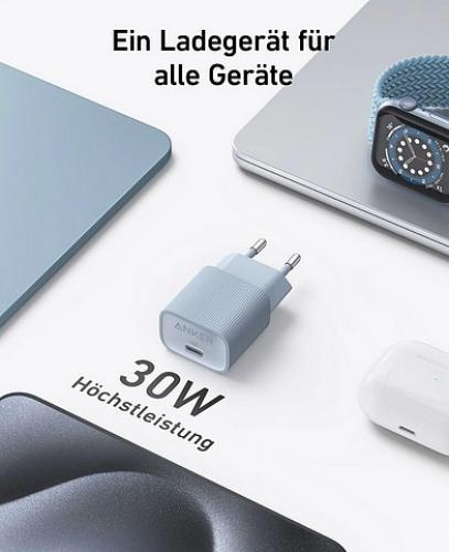 Abgebildet ist ein 30W USB-Ladegerät mit verschiedenen technischen Geräten wie Laptop, Smartwatch und Kopfhörern.