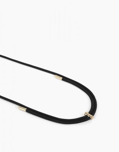 Nahaufnahme einer doppelreihigen schwarzen Halskette mit goldenen Details auf weißem Hintergrund