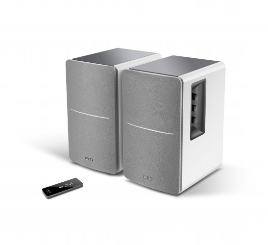 Zwei weiße Stereo-Lautsprecher nebeneinander mit einer schwarzen Fernbedienung, aufgenommen auf einem weißen Hintergrund