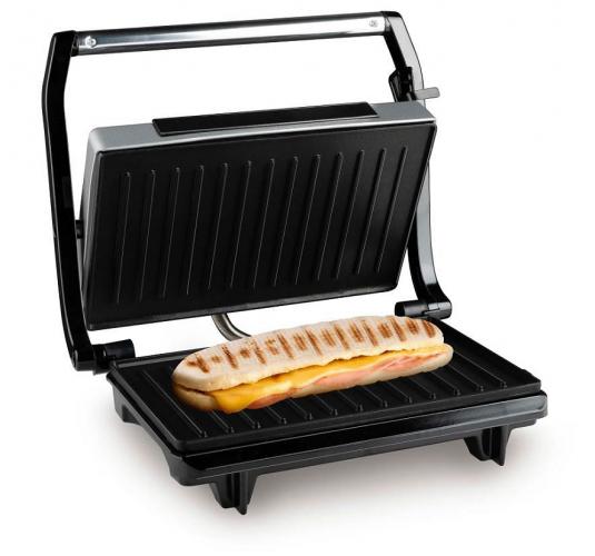 Ein geöffneter Kontaktgrill, der ein frisch gebackenes Panini mit Käse und Schinken enthält.