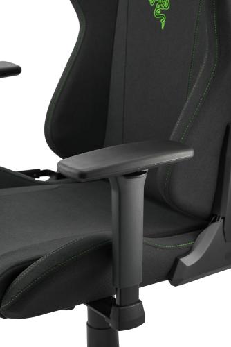 Nahaufnahme eines ergonomischen Gaming-Stuhls mit verstellbarer Armlehne und grünen Nähten
