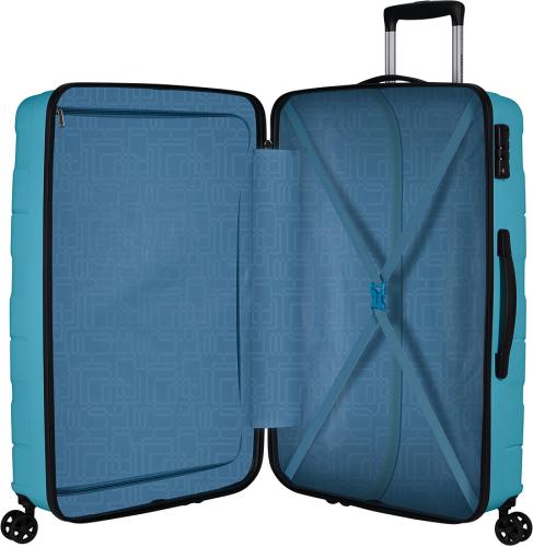 Offener blauer Koffer mit Rollen und verstellbarem Griff, zeigt Innenfächer