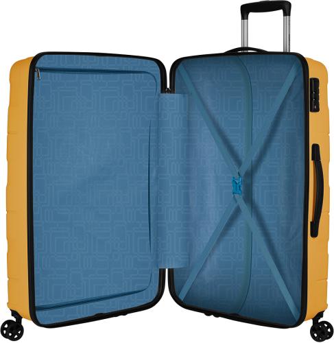 Ein gelber Hartschalenkoffer ist geöffnet und zeigt ein blaues Innenfutter mit Kreuzgurten, ideal für Reisen.