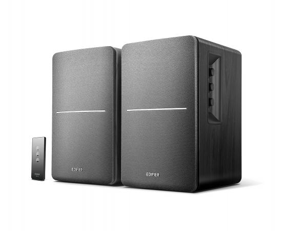 Zwei schwarze Lautsprecher mit Fernbedienung, ideal für hochwertigen Sound