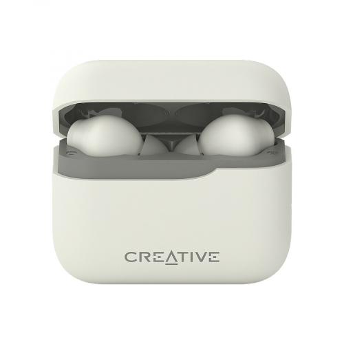 Offenes Ladecase mit kabellosen In-Ear-Kopfhörern von Creative