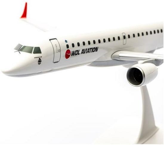 Detailansicht eines Flugzeugmodells der Marke WDL Aviation auf einem Präsentationsständer