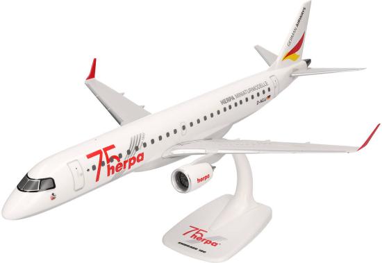 Herpa Embraer E190 Modellflugzeug in weiß mit roten Akzenten auf Kunststoffständer