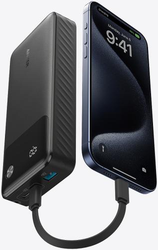 Portable Powerbank lädt Smartphone Abgebildet ist eine portable Powerbank, die ein Smartphone per Kabel verbindet und auflädt.