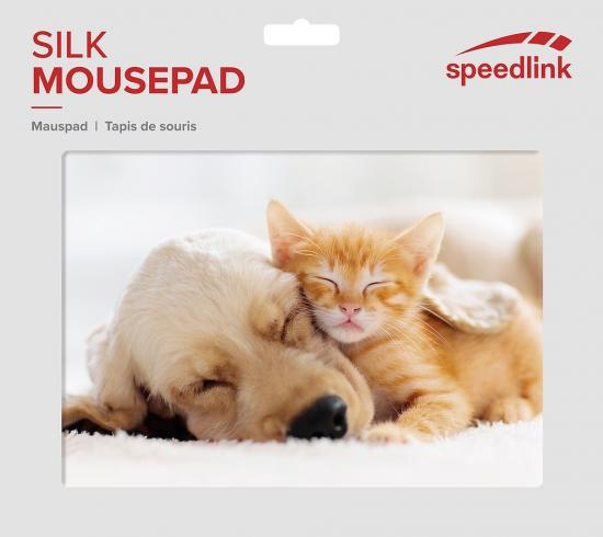 Ein Mauspad mit einem Bild eines schlafenden Hundes und eines Kätzchens, das friedlich zusammen liegt.
