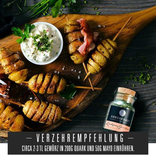 Nahaufnahme von gebackenen Kartoffelspießen mit Dip und Ankerkraut Gewürz