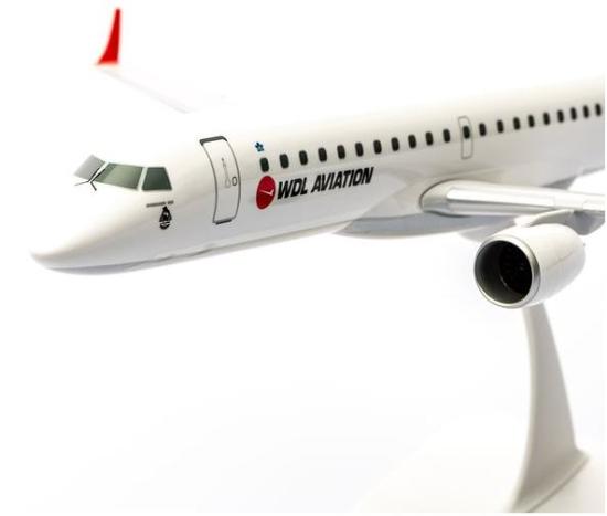 Nahaufnahme eines WDL Aviation Modellflugzeugs auf einem Ständer, zeigt detailliertes Design und Triebwerk