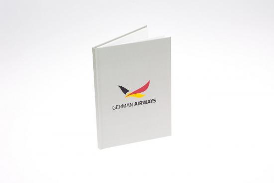Ein weißes Notizbuch mit dem Logo von German Airways auf der Vorderseite