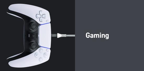 Ein weißer, kabelloser Spielcontroller, der mit einem Kabel angeschlossen ist, vor einem dunkelgrauen Hintergrund mit dem Schriftzug 'Gaming'