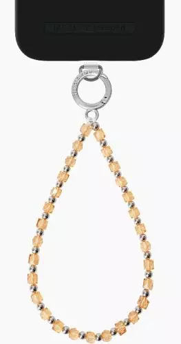 Elegante Handykette mit orangefarbenen Perlen und silbernem Ring, befestigt an einem Smartphone