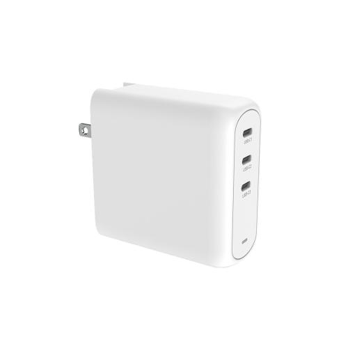 Weißes USB-C Ladegerät mit drei Anschlüssen zur schnellen Aufladung