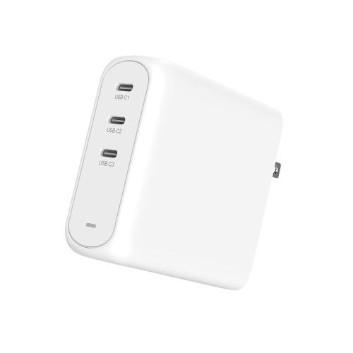 Weißes USB-C Ladegerät mit drei Anschlüssen zur gleichzeitigen Geräteaufladung
