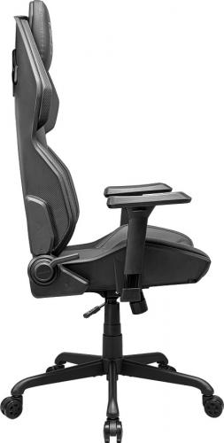 Seitenansicht eines schwarzen, ergonomischen Bürostuhls mit Rollen und verstellbaren Armlehnen
