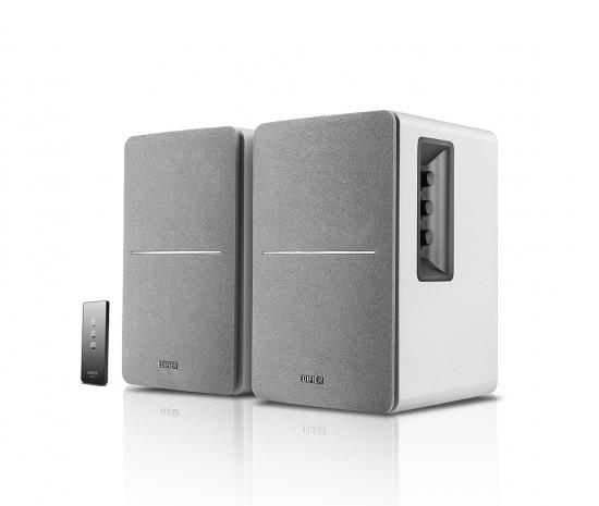 Zwei weiße Stereo-Lautsprecher mit grauem Stoffbezug und Fernbedienung
