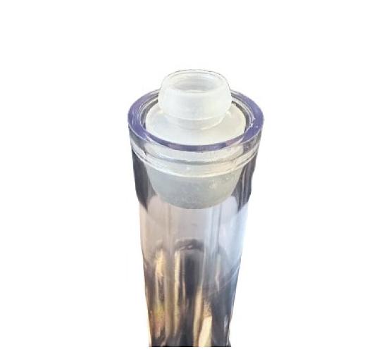 Nahaufnahme einer silbernen Flasche mit transparentem Deckel, geeignet für Kosmetika oder Flüssigkeiten