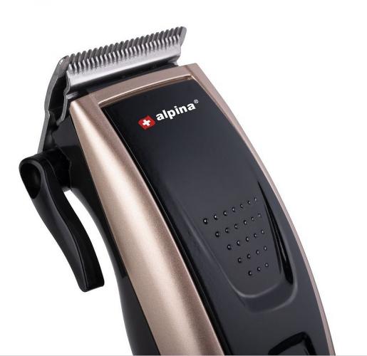 Nahaufnahme einer schwarz-goldenen Alpina Haarschneidemaschine mit Klingen und ergonomischem Griff