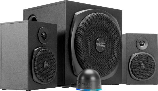 Schwarzes 3-teiliges Lautsprechersystem mit Subwoofer und runder Fernbedienung im Vordergrund